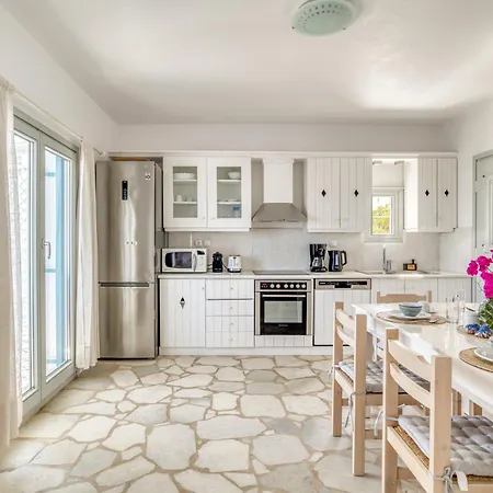 Villa By The Sea With Pool Parasporos 1 *