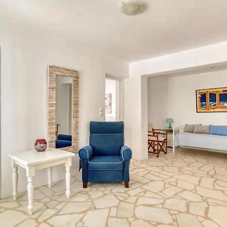 Villa By The Sea With Pool Parasporos 1 *