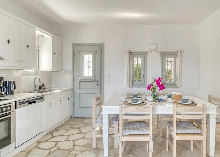 Villa By The Sea With Pool Parasporos 1 *