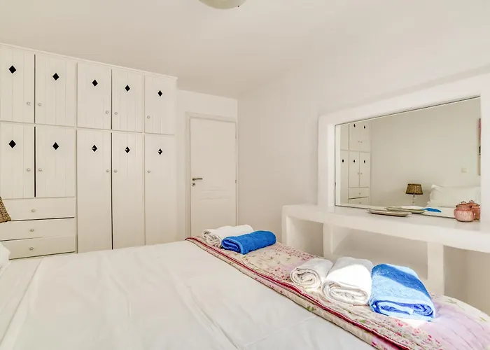 Villa By The Sea With Pool Parasporos 1 *