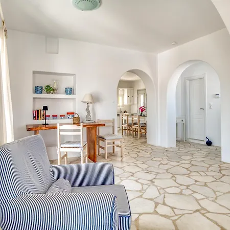 Vila By The Sea With Pool Parasporos 1 *