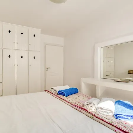 Vila By The Sea With Pool Parasporos 1 *