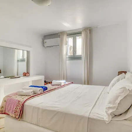 Vila By The Sea With Pool Parasporos 1 *