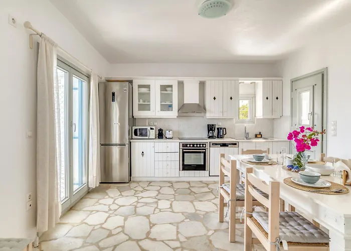 Villa By The Sea With Pool Parasporos 1 *